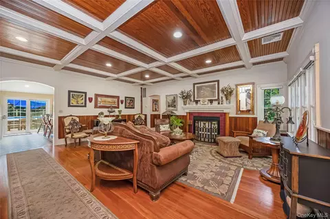 14 Danes St, Blue Point, NY 11715