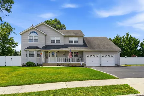 35 Dennis Ln, Bethpage, NY 11714