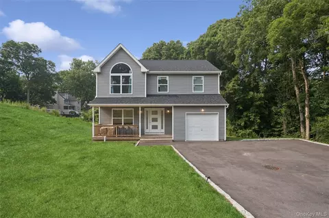 65 Ozark St, Brookhaven, NY 11720