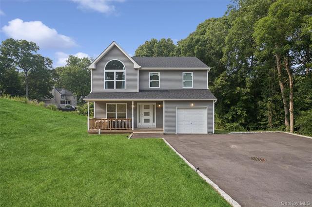 65 Ozark St, Brookhaven, NY 11720