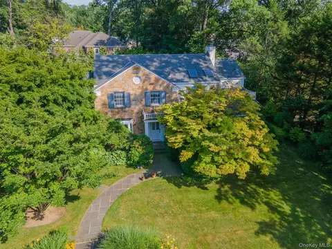 2 W Woods Rd, North Hempstead, NY 11020