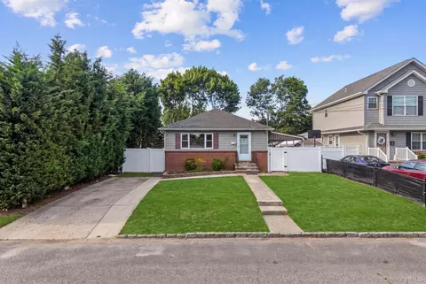 30 44th St, Lindenhurst, NY 11757