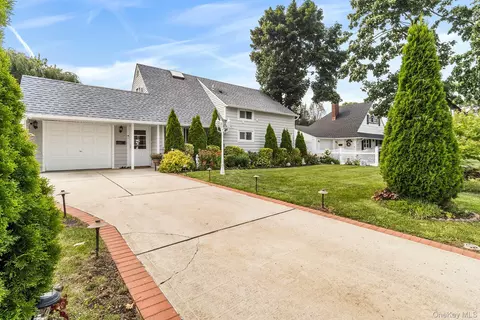 158 Blueberry Ln, Hicksville, NY 11801