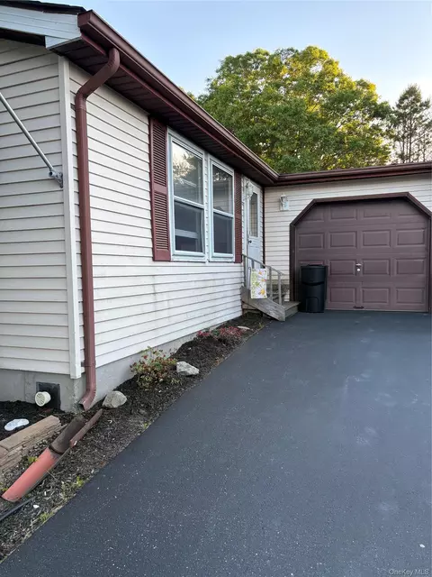 89 Village Cir W, Manorville, NY 11949