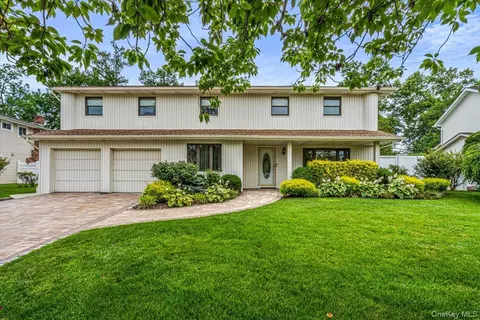 10 Clemson Ln, Woodbury, NY 11797