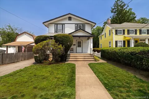 69 Grove St, Lynbrook, NY 11563