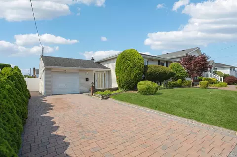 258 Aster St, Massapequa Park, NY 11762