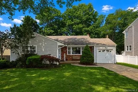 113 Iceland Dr, Huntington Station, NY 11746