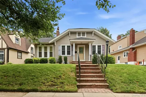 16 Superior Rd, Floral Park, NY 11001