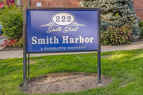 222 Smith St #1B, Freeport, NY 11520