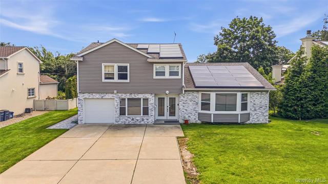 31 Sutton Hill Ln, North Hempstead, NY 11040