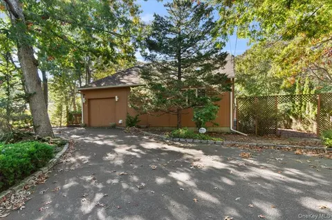 59 Washington Heights Ave, Hampton Bays, NY 11946