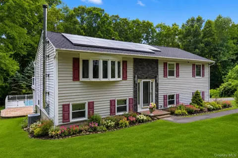 27 Casse Ct, Mahopac, NY 10541