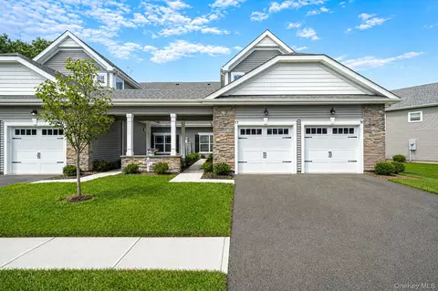 77 Willow Cir, Coram, NY 11727
