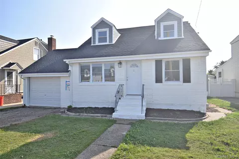 240 Columbus Pkwy, Mineola, NY 11501