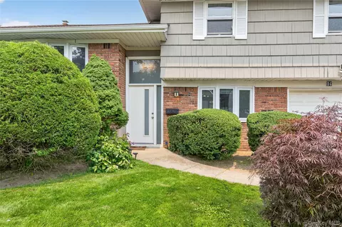 14 Holiday Park Dr, North Hempstead, NY 11596