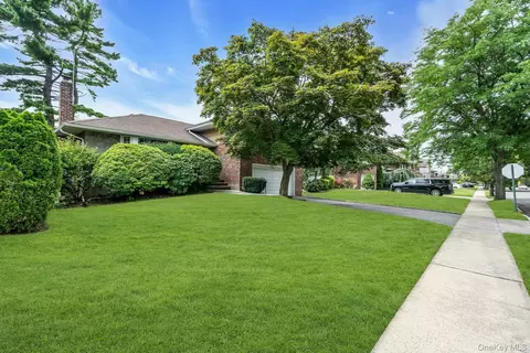31 Bellwood Dr, North Hempstead, NY 11040