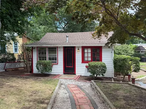 7 Connelly Dr, Brookhaven, NY 11755