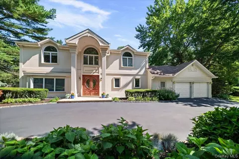 76 Wildwood Dr, Dix Hills, NY 11746