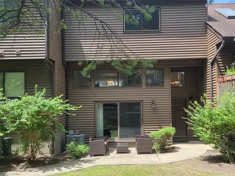 42 Tulip Ct, Clarkstown, NY 10954