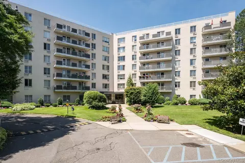 135 Post Ave #3R, North Hempstead, NY 11590