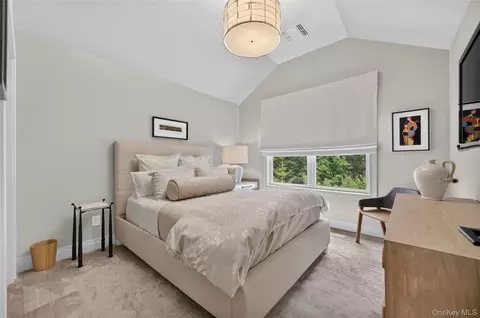 Bedroom - 67101 Red Cedar Rd, Plainview, NY 11803 photo 3 of 5