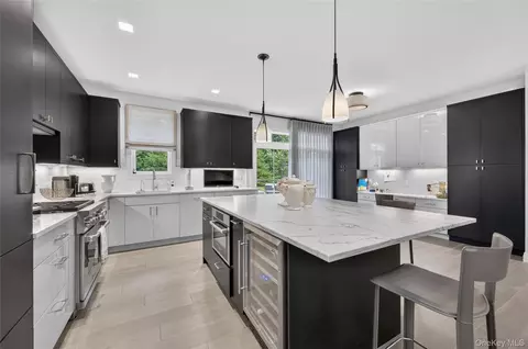 Kitchen - 67101 Red Cedar Rd, Plainview, NY 11803 photo 1 of 3