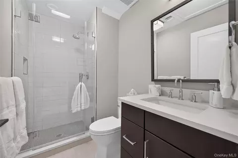Bath - 67101 Red Cedar Rd, Plainview, NY 11803 photo 4 of 4