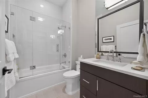 Bath - 67101 Red Cedar Rd, Plainview, NY 11803 photo 3 of 4