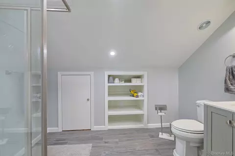 Bath - 36 Evergreen Ave, Poughkeepsie, NY 12601 photo 2 of 3