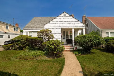 187 Raff Ave, Hempstead, NY 11001