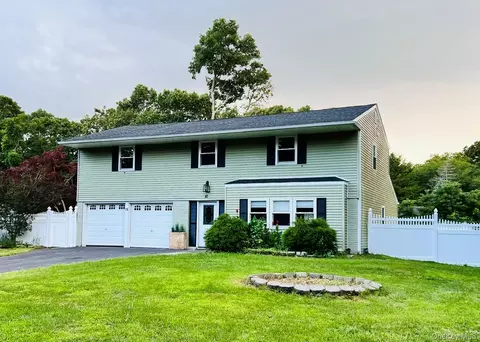 10 Summercress Ln, Coram, NY 11727