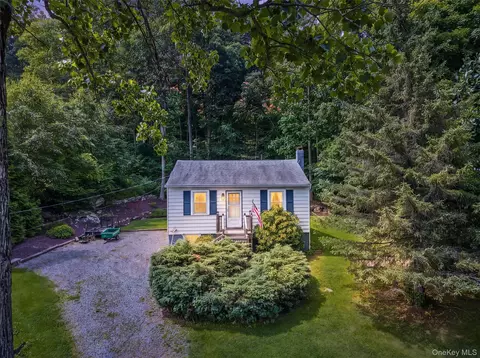 19 Oak Ridge Dr, Putnam Valley, NY 10579