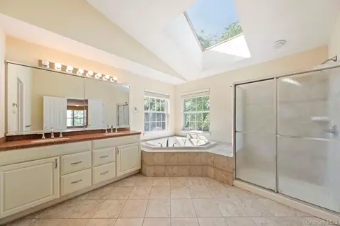 Bath - 421 Vassar Pl, Fishkill, NY 12524 photo 1 of 3