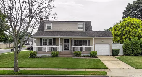 262 N Cedar St, Massapequa, NY 11758