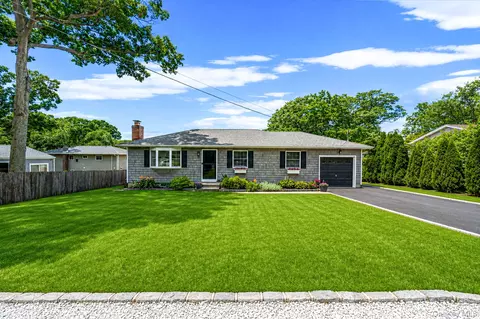 38 W 1st St, Ronkonkoma, NY 11779