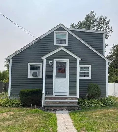 235 N 7th St, Lindenhurst, NY 11757