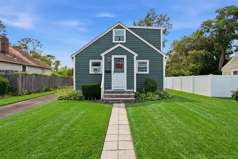 235 N 7th St, Lindenhurst, NY 11757