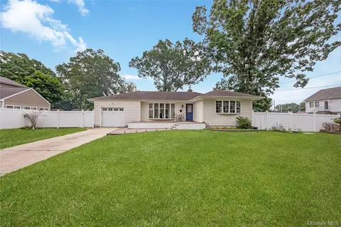 516 Shade St, North Babylon, NY 11703