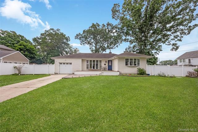 516 Shade St, North Babylon, NY 11703