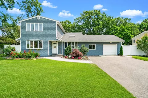 11 Mallard Ave, Selden, NY 11784