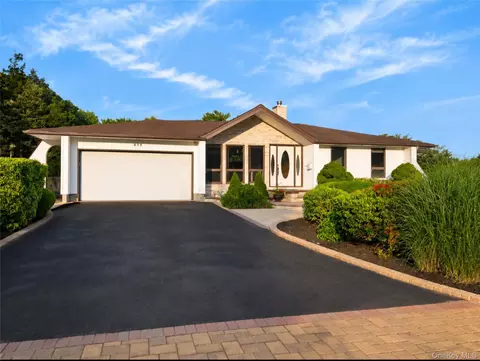 517 Ocean Ave, Oakdale, NY 11769