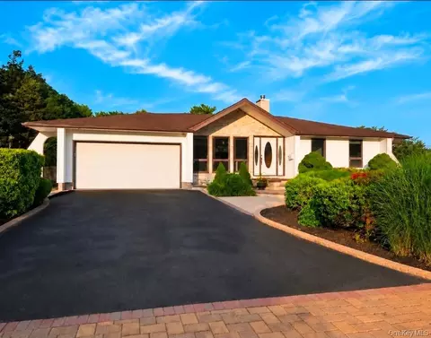 517 Ocean Ave, Oakdale, NY 11769