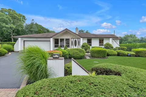 517 Ocean Ave, Oakdale, NY 11769