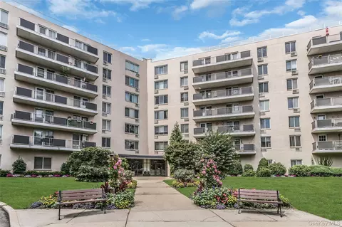 135 Post Ave #6B, North Hempstead, NY 11590