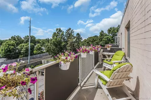 135 Post Ave #6B, North Hempstead, NY 11590