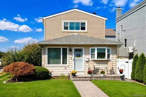 29 Milton Rd, Babylon, NY 11702