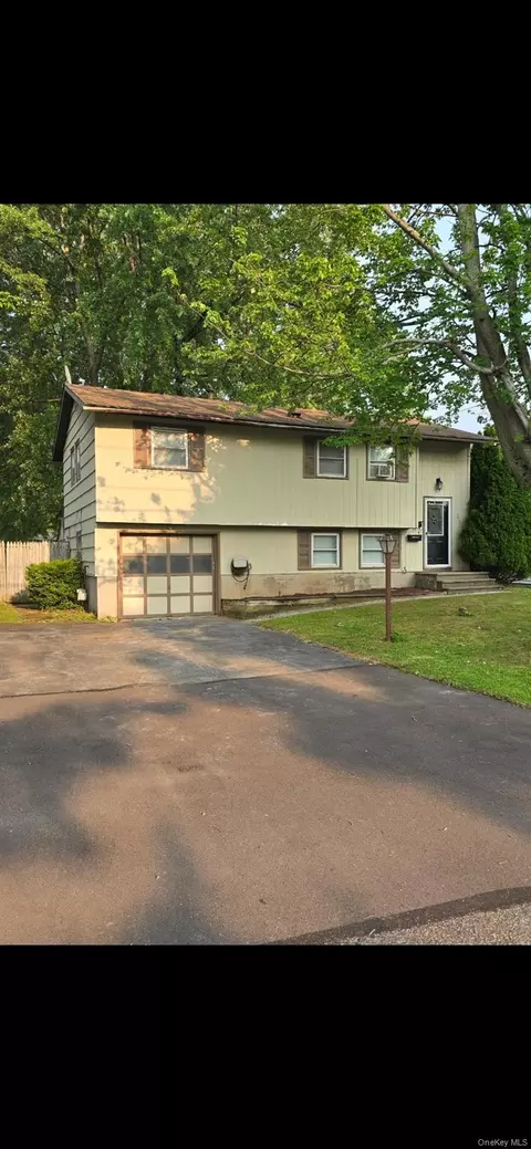 210 Flordale Rd, Liverpool, NY 13088