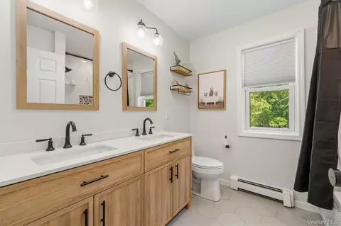 Bath - 63 Hunt Rd, Wallkill, NY 12589 photo 4 of 5