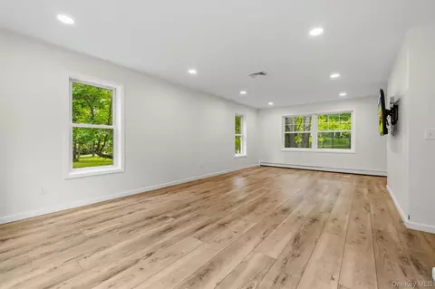 Living - 63 Hunt Rd, Wallkill, NY 12589 photo 2 of 3